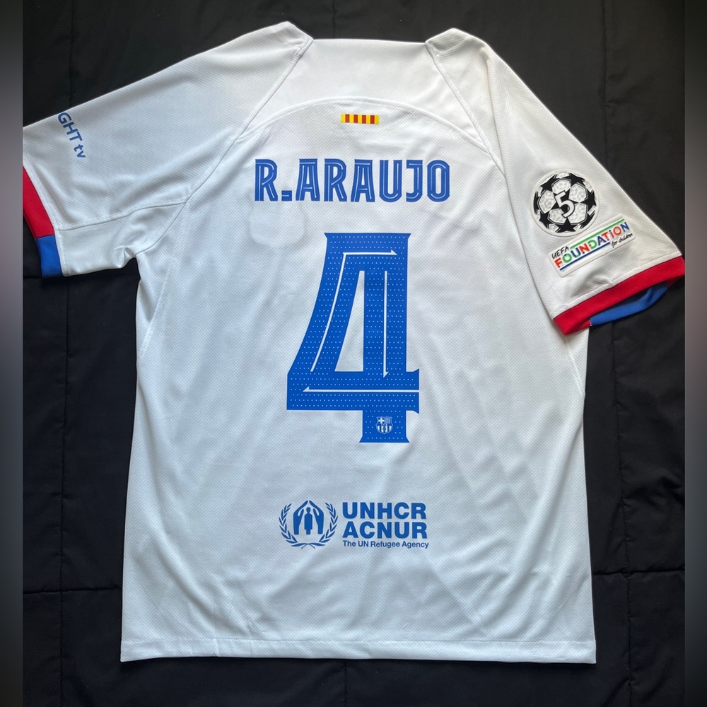 Araujo #4 Large Barcelona away white soccer jersey 24 UCL